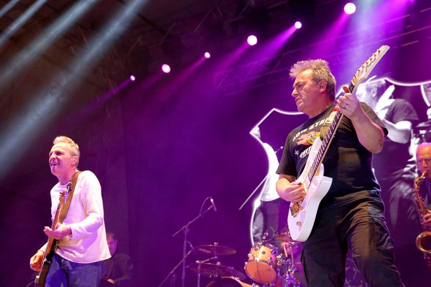Miembros de la banda durante el concierto
