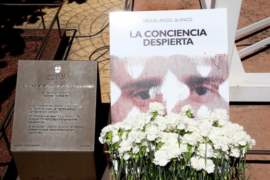 Homenaje a Miguel Ángel Blanco en el Parque Víctimas del Terrorismo - Placa conmemorativa y retrato.