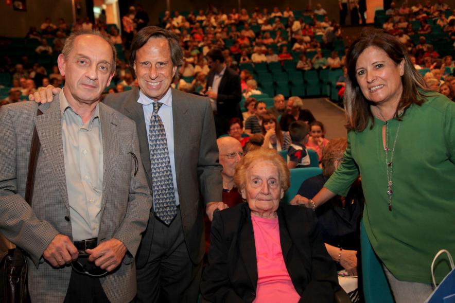 Semana del Mayor 2018 - Homenaje a Mayores en el TACA -  Imagen del alcalde con el homenajeado y su familia.