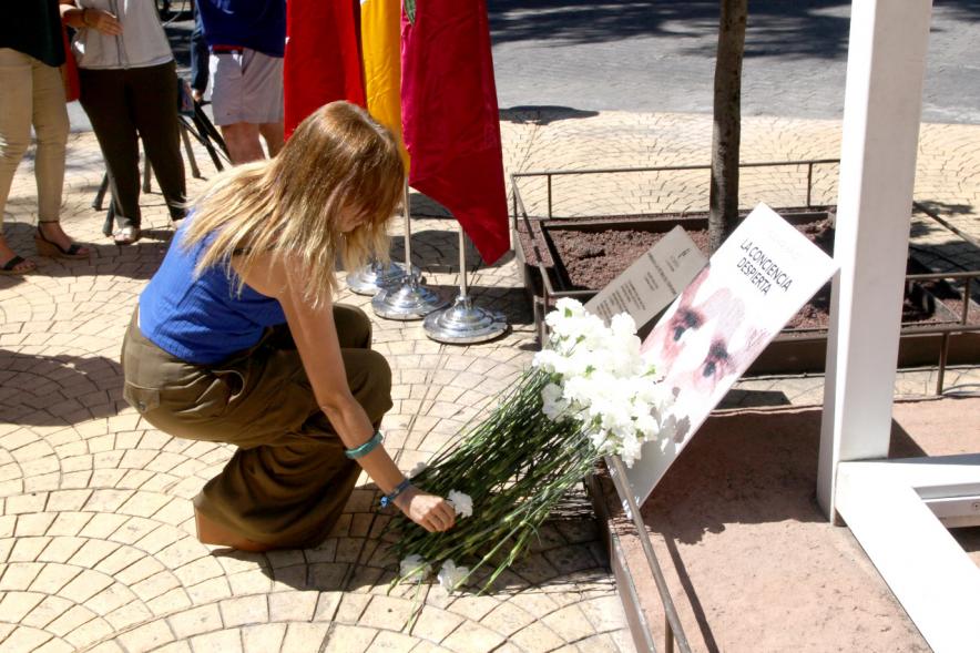 Homenaje a Miguel Ángel Blanco en el Parque Víctimas del Terrorismo - Ofrenda de flores en el  monumento.