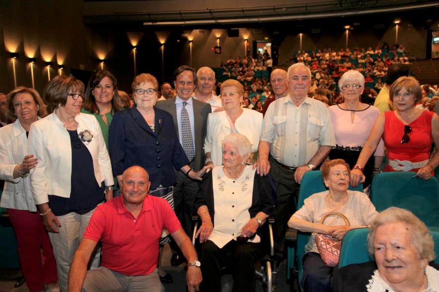 Semana del Mayor 2018 - Homenaje a Mayores en el TACA - El alcalde con los mayores homenajeados.