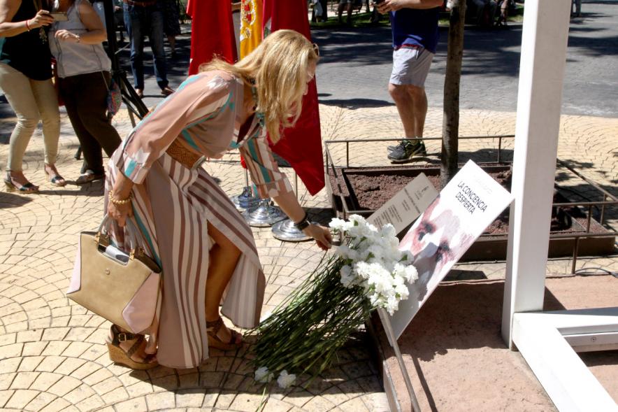 Homenaje a Miguel Ángel Blanco en el Parque Víctimas del Terrorismo -  Ofrenda de flores en el  monumento.