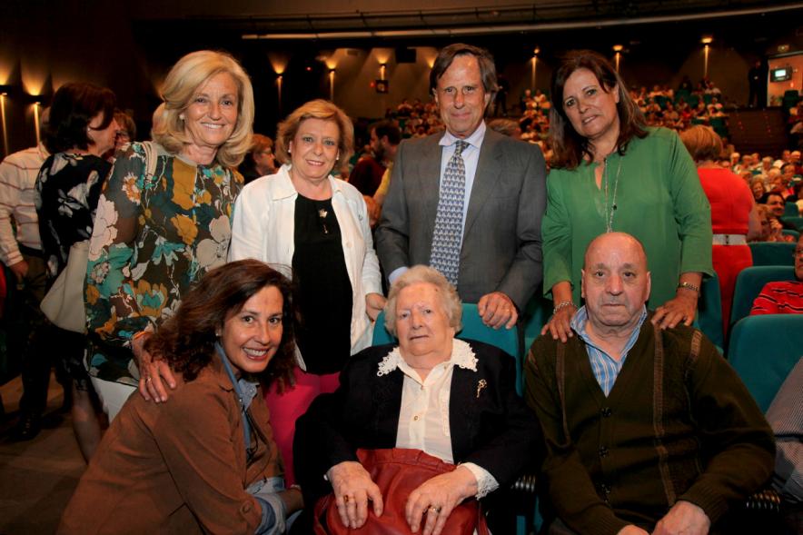 Semana del Mayor 2018 - Homenaje a Mayores en el TACA - Imagen del alcalde con la homenajeada y su familia.