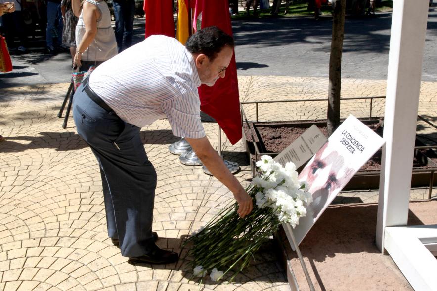 Homenaje a Miguel Ángel Blanco en el Parque Víctimas del Terrorismo -  Ofrenda de flores en el  monumento.