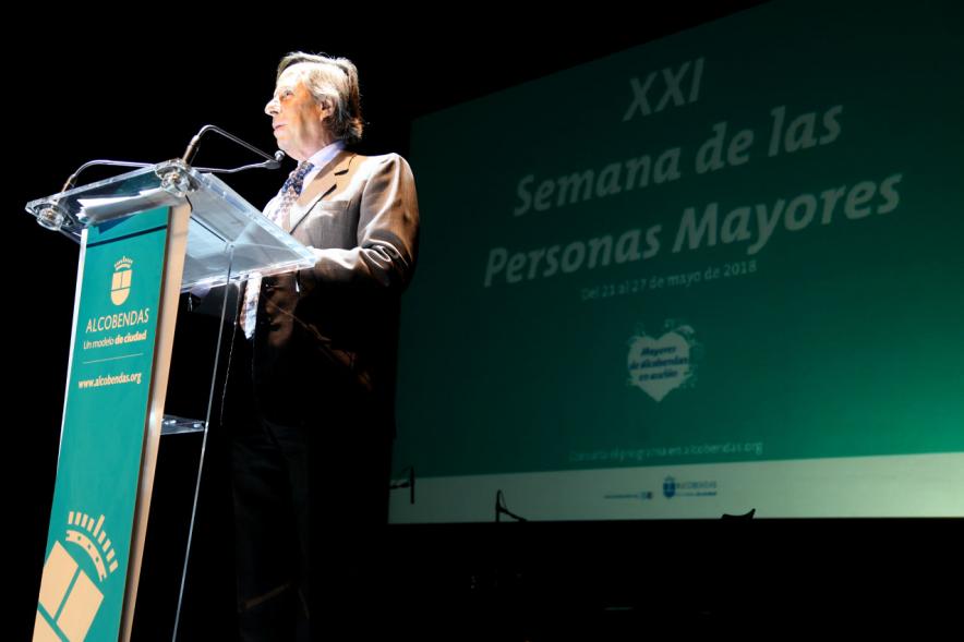 Semana del Mayor 2018 - Homenaje a Mayores en el TACA - Discurso del alcalde desde el escenario.