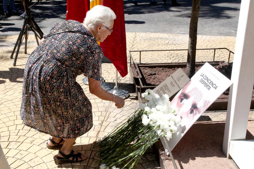 Homenaje a Miguel Ángel Blanco en el Parque Víctimas del Terrorismo - Ofrenda de flores en el  monumento. 