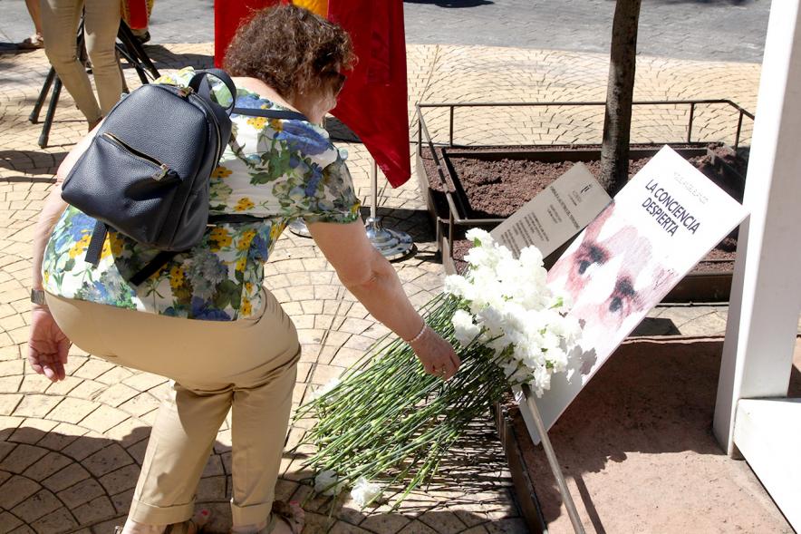 Homenaje a Miguel Ángel Blanco en el Parque Víctimas del Terrorismo -  Ofrenda de flores en el  monumento.