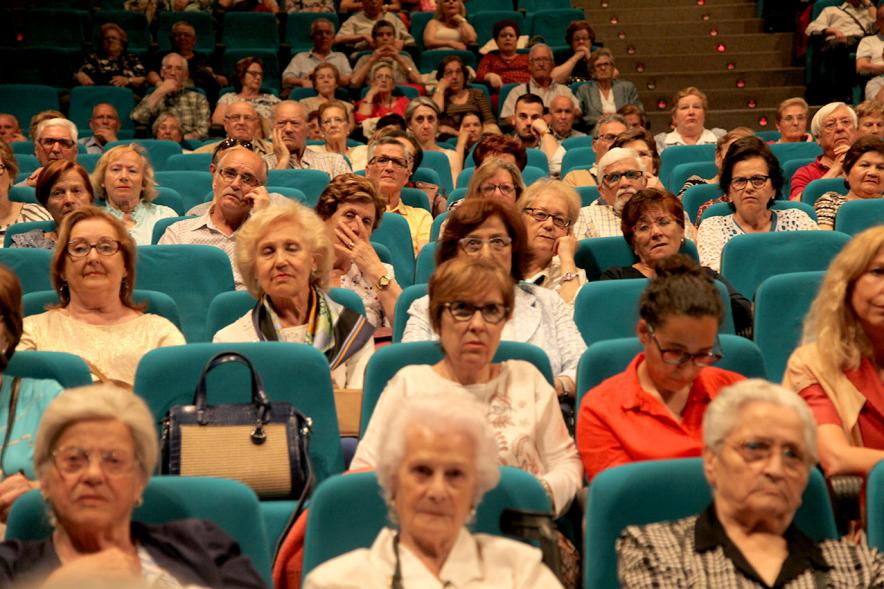 Semana del Mayor 2018 - Homenaje a Mayores en el TACA - Primer plano de los asistentes en sus butacas.