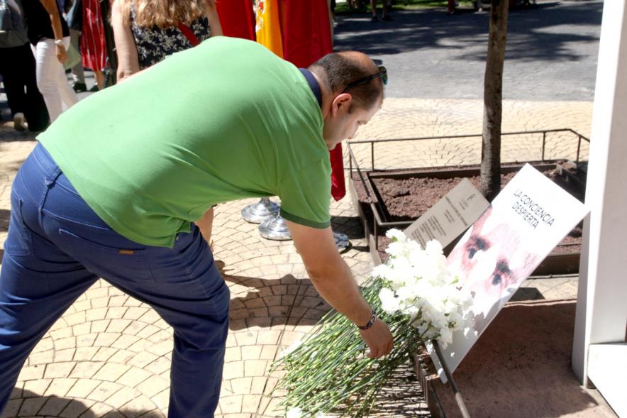 Homenaje a Miguel Ángel Blanco en el Parque Víctimas del Terrorismo - Ofrenda de flores en el  monumento.