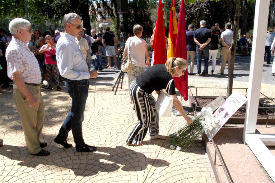 Homenaje a Miguel Ángel Blanco en el Parque Víctimas del Terrorismo -  Ofrenda de flores junto  al  monumento.