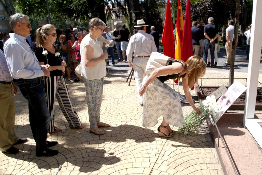 Homenaje a Miguel Ángel Blanco en el Parque Víctimas del Terrorismo -  Ofrenda de flores junto  al  monumento.