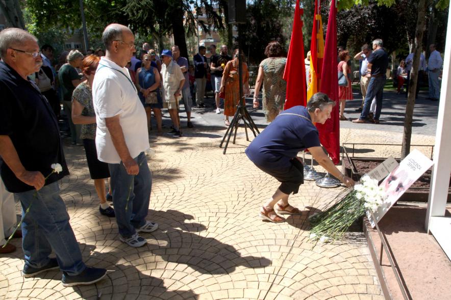 Homenaje a Miguel Ángel Blanco en el Parque Víctimas del Terrorismo -  Ofrenda floral en el  monumento.