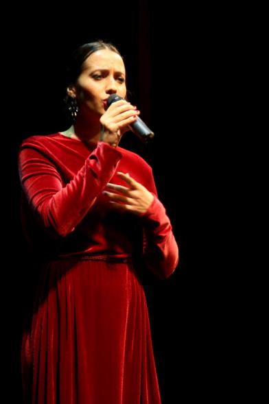 Semana del Mayor 2018 - Homenaje a Mayores en el TACA - Primer plano de la cantante.
