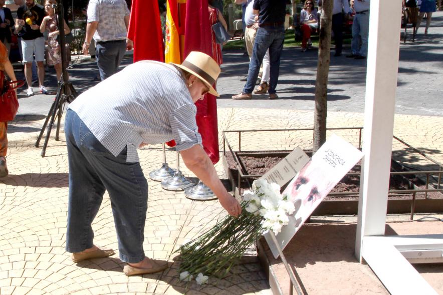 Homenaje a Miguel Ángel Blanco en el Parque Víctimas del Terrorismo - Ofrenda floral en el  monumento. 139181