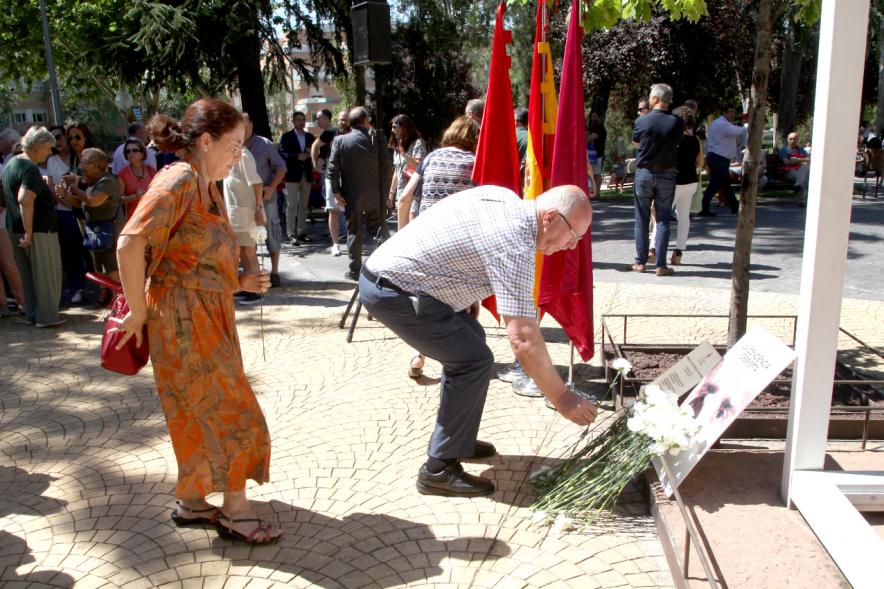 Homenaje a Miguel Ángel Blanco en el Parque Víctimas del Terrorismo -  Ofrenda floral en el  monumento.           