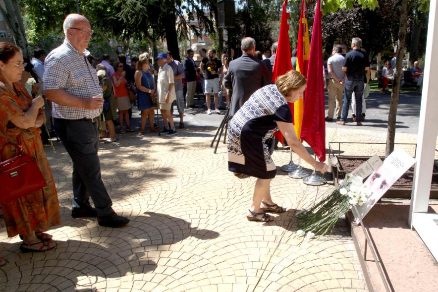 Homenaje a Miguel Ángel Blanco en el Parque Víctimas del Terrorismo -  Ofrenda floral en el  monumento.