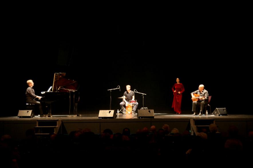 Semana del Mayor 2018 - Homenaje a Mayores en el TACA - Imagen central de los músicos en el escenario.