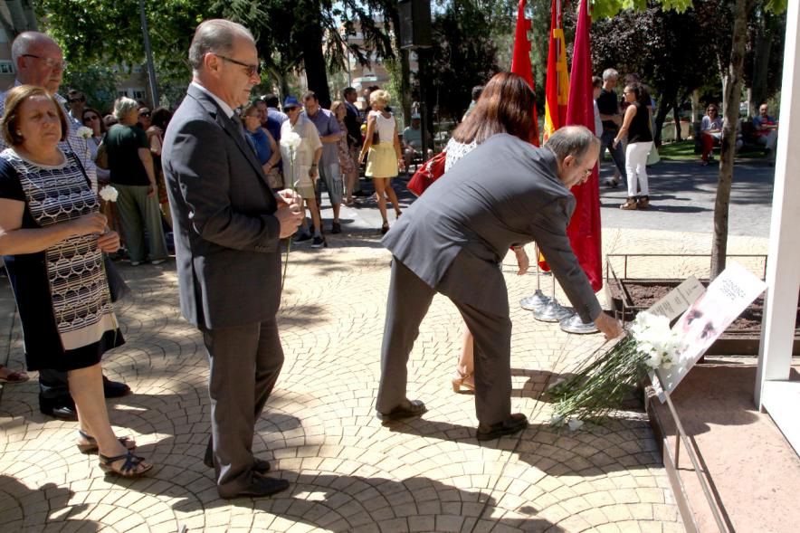 Homenaje a Miguel Ángel Blanco en el Parque Víctimas del Terrorismo -  Ofrenda floral en el  monumento.