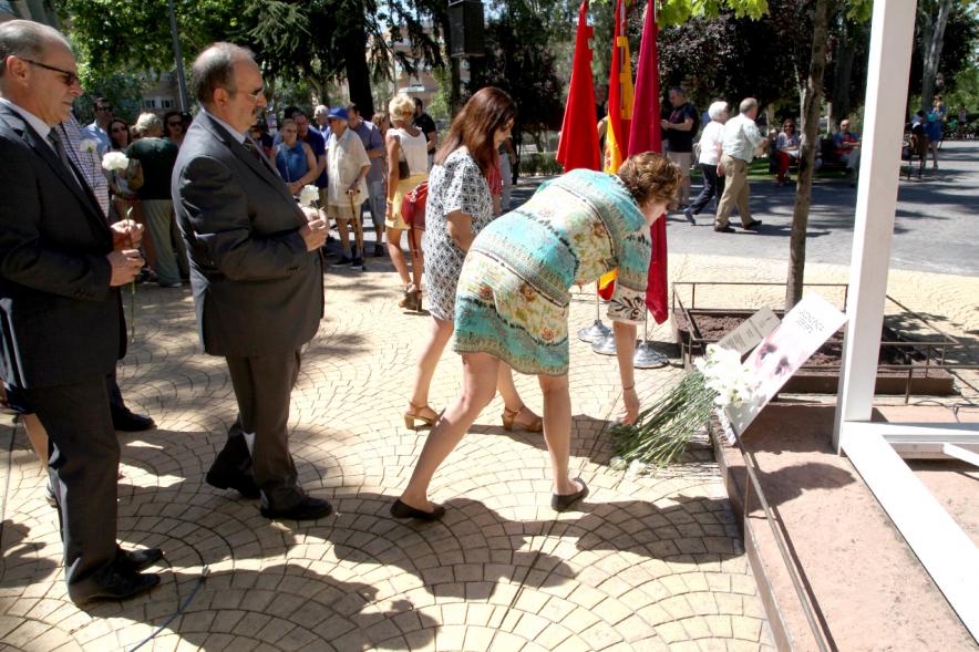 Homenaje a Miguel Ángel Blanco en el Parque Víctimas del Terrorismo -  Ofrenda floral en el  monumento.