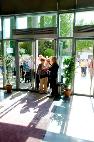 Semana del Mayor 2018 - Homenaje a Mayores en el TACA - Imagen del publico entrando al teatro.