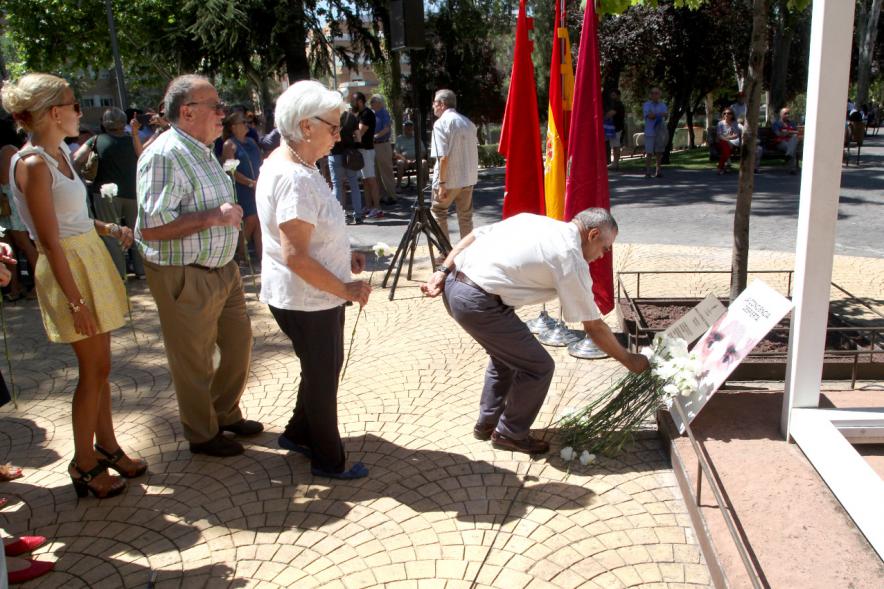 Homenaje a Miguel Ángel Blanco en el Parque Víctimas del Terrorismo - Ofrenda floral en el  monumento. 