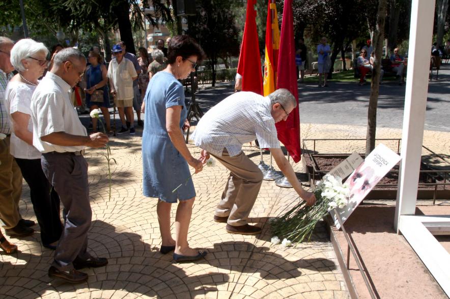 Homenaje a Miguel Ángel Blanco en el Parque Víctimas del Terrorismo -  Ofrenda floral en el  monumento.