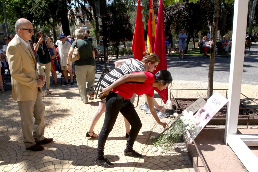 Homenaje a Miguel Ángel Blanco en el Parque Víctimas del Terrorismo -  Ofrenda floral en el  monumento. 