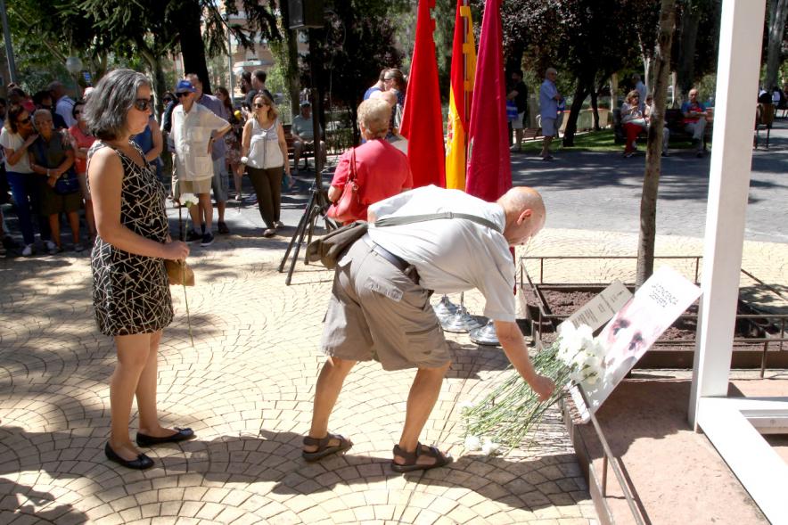 Homenaje a Miguel Ángel Blanco en el Parque Víctimas del Terrorismo -  Ofrenda floral en el  monumento.