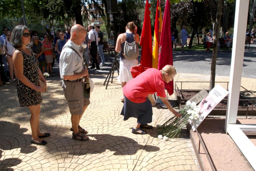 Homenaje a Miguel Ángel Blanco en el Parque Víctimas del Terrorismo -  Ofrenda floral en el  monumento.