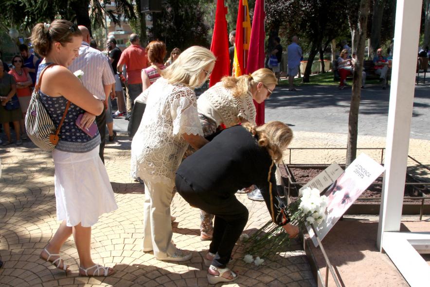 Homenaje a Miguel Ángel Blanco en el Parque Víctimas del Terrorismo - Ofrenda floral en el  monumento.