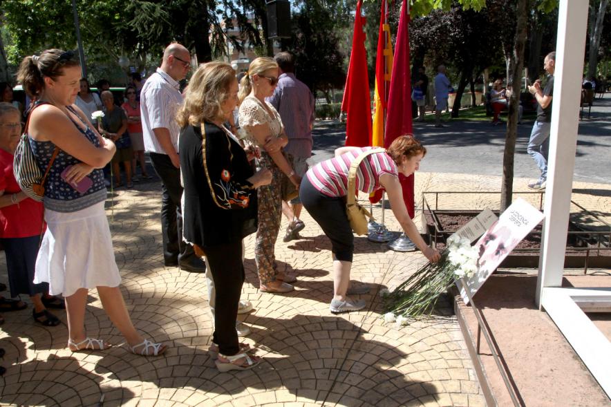 Homenaje a Miguel Ángel Blanco en el Parque Víctimas del Terrorismo -  Ofrenda floral en el  monumento.