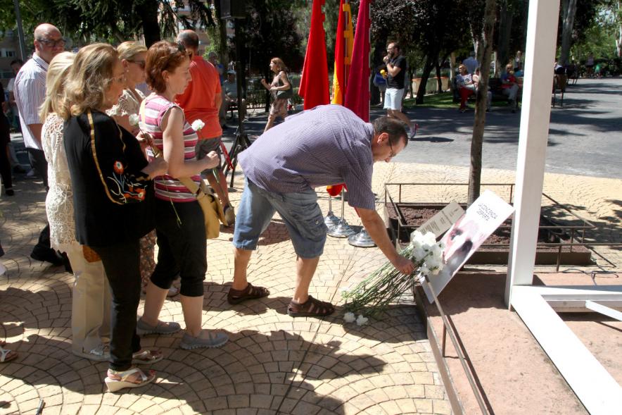 Homenaje a Miguel Ángel Blanco en el Parque Víctimas del Terrorismo - Ofrenda floral en el  monumento.