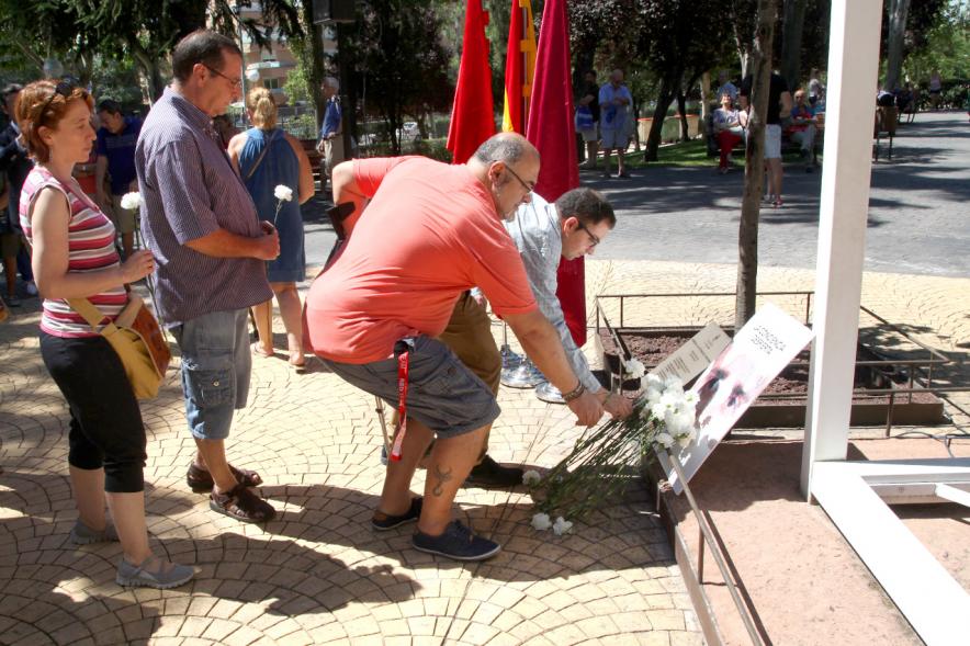 Homenaje a Miguel Ángel Blanco en el Parque Víctimas del Terrorismo - Ofrenda floral en el  monumento.