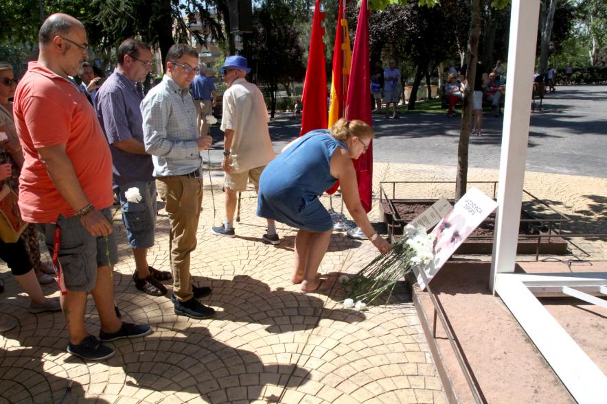 Homenaje a Miguel Ángel Blanco en el Parque Víctimas del Terrorismo -  Ofrenda floral en el  monumento.