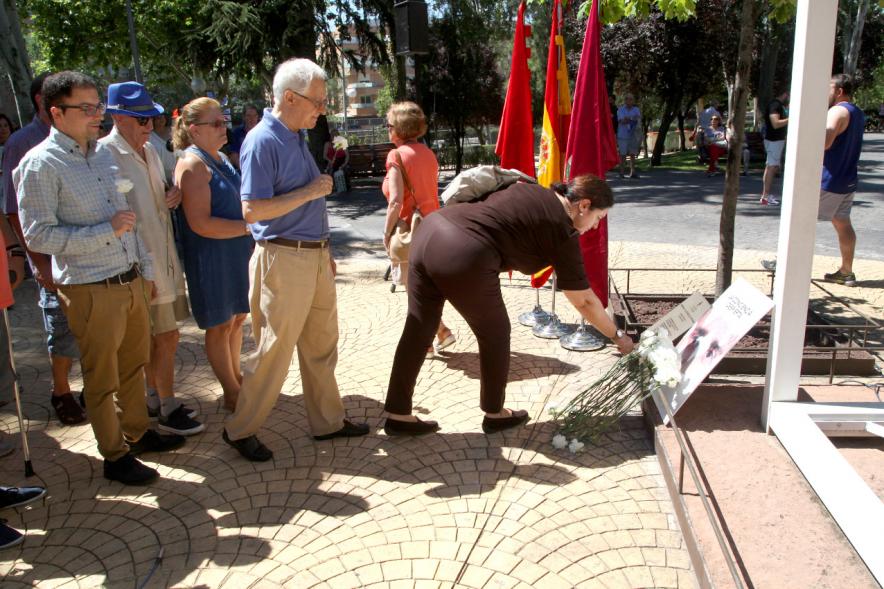 Homenaje a Miguel Ángel Blanco en el Parque Víctimas del Terrorismo -  Ofrenda floral en el  monumento.