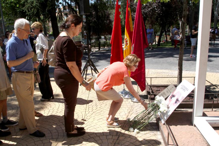 Homenaje a Miguel Ángel Blanco en el Parque Víctimas del Terrorismo -  Ofrenda floral en el  monumento.
