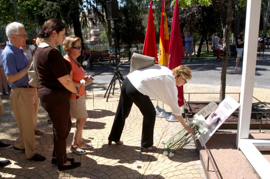 Homenaje a Miguel Ángel Blanco en el Parque Víctimas del Terrorismo -  Ofrenda floral en el  monumento.