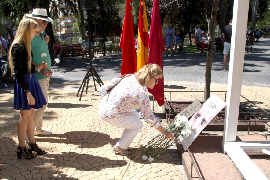 Homenaje a Miguel Ángel Blanco en el Parque Víctimas del Terrorismo -  Ofrenda floral en el  monumento.