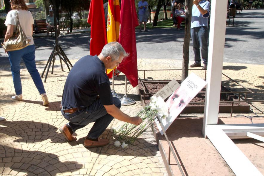 Homenaje a Miguel Ángel Blanco en el Parque Víctimas del Terrorismo -  Ofrenda floral en el  monumento.