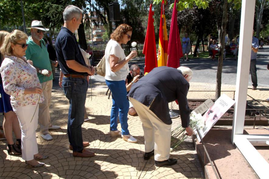 Homenaje a Miguel Ángel Blanco en el Parque Víctimas del Terrorismo -  Ofrenda floral en el  monumento.