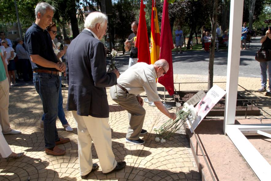 Homenaje a Miguel Ángel Blanco en el Parque Víctimas del Terrorismo -  Ofrenda floral en el  monumento.