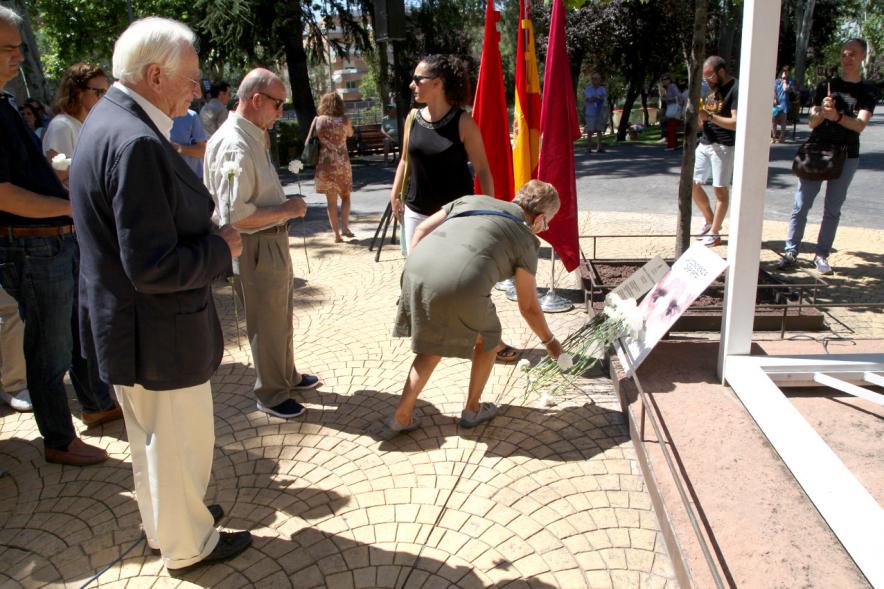 Homenaje a Miguel Ángel Blanco en el Parque Víctimas del Terrorismo - Ofrenda floral en el  monumento.
