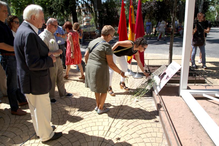 Homenaje a Miguel Ángel Blanco en el Parque Víctimas del Terrorismo - Ofrenda floral en el  monumento.