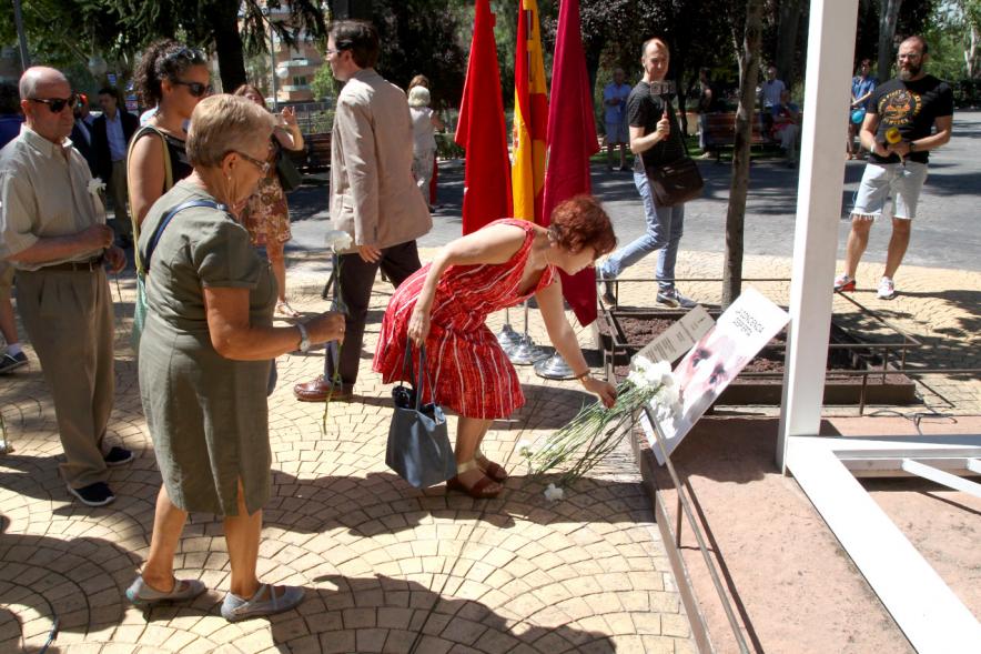 Homenaje a Miguel Ángel Blanco en el Parque Víctimas del Terrorismo -  Ofrenda floral en el  monumento.