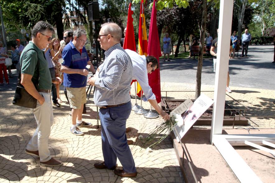 Homenaje a Miguel Ángel Blanco en el Parque Víctimas del Terrorismo - Ofrenda floral en el  monumento.