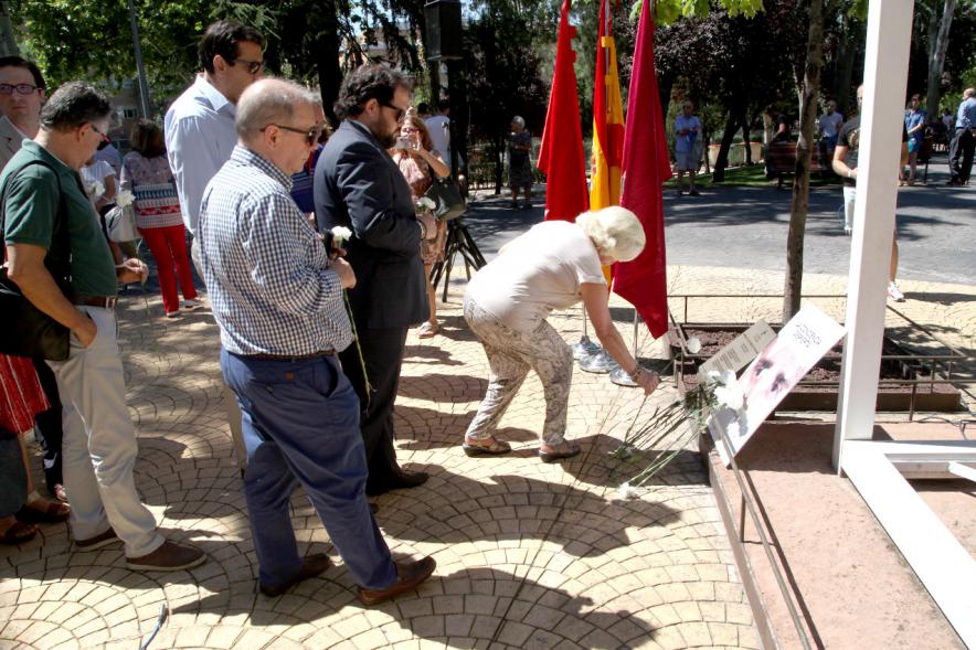 Homenaje a Miguel Ángel Blanco en el Parque Víctimas del Terrorismo -  Ofrenda floral en el  monumento.