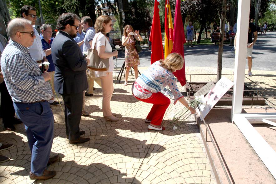 Homenaje a Miguel Ángel Blanco en el Parque Víctimas del Terrorismo -  Ofrenda floral en el  monumento.