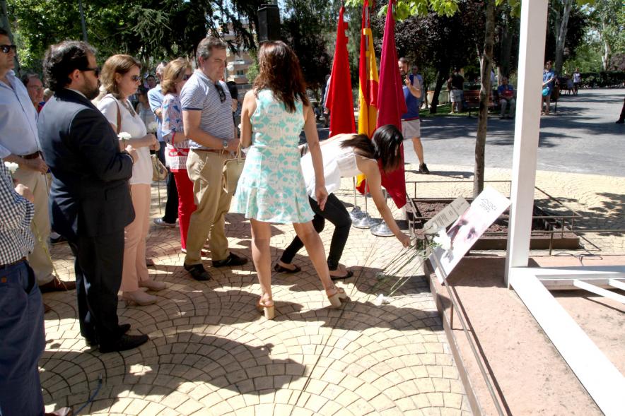 Homenaje a Miguel Ángel Blanco en el Parque Víctimas del Terrorismo -  Ofrenda floral en el  monumento.
