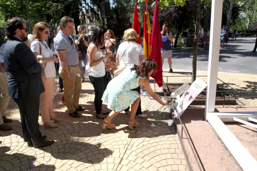 Homenaje a Miguel Ángel Blanco en el Parque Víctimas del Terrorismo -  Ofrenda floral en el  monumento.