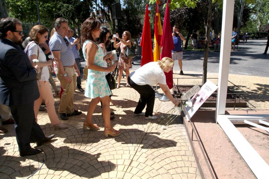 Homenaje a Miguel Ángel Blanco en el Parque Víctimas del Terrorismo -  Ofrenda floral en el  monumento.